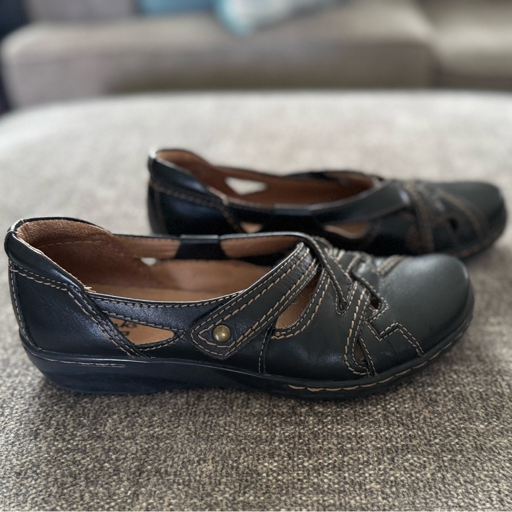 Clark’s Super Comfy Ashland Shoes - Picture 3 of 8
